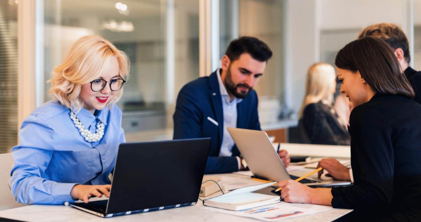 Περιβάλλον διαδικτυακής μάθησης με επαγγελματικό εξοπλισμό και οργανωμένο χώρο εργασίας