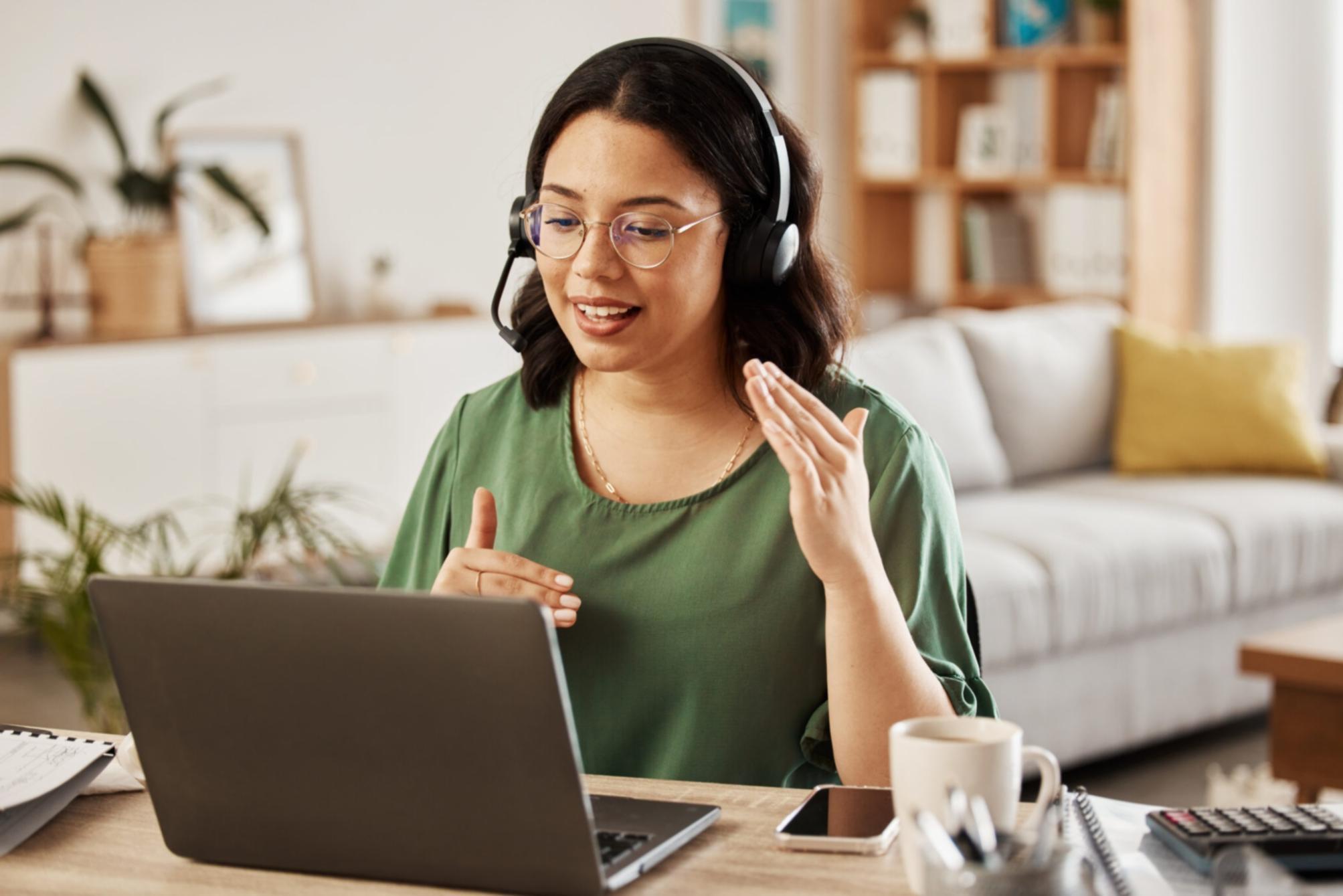 Επαγγελματίες σε συνεργασία για ανάπτυξη επιχειρηματικής ιδέας
